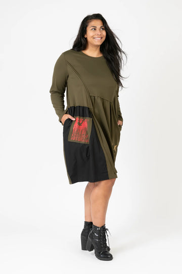  Kleid von Pomme Rouge aus Viskose in gerader Form, C6637, Khaki-Multi, Muster, Ausgefallen