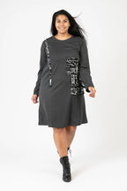  Pomme Rouge Kleid in gerader Form, aus Viskose, C6638, Grau-Schwarz-Weiß, Buchstaben