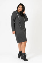  Pomme Rouge Kleid in gerader Form, aus Viskose, C6638, Grau-Schwarz-Weiß, Buchstaben