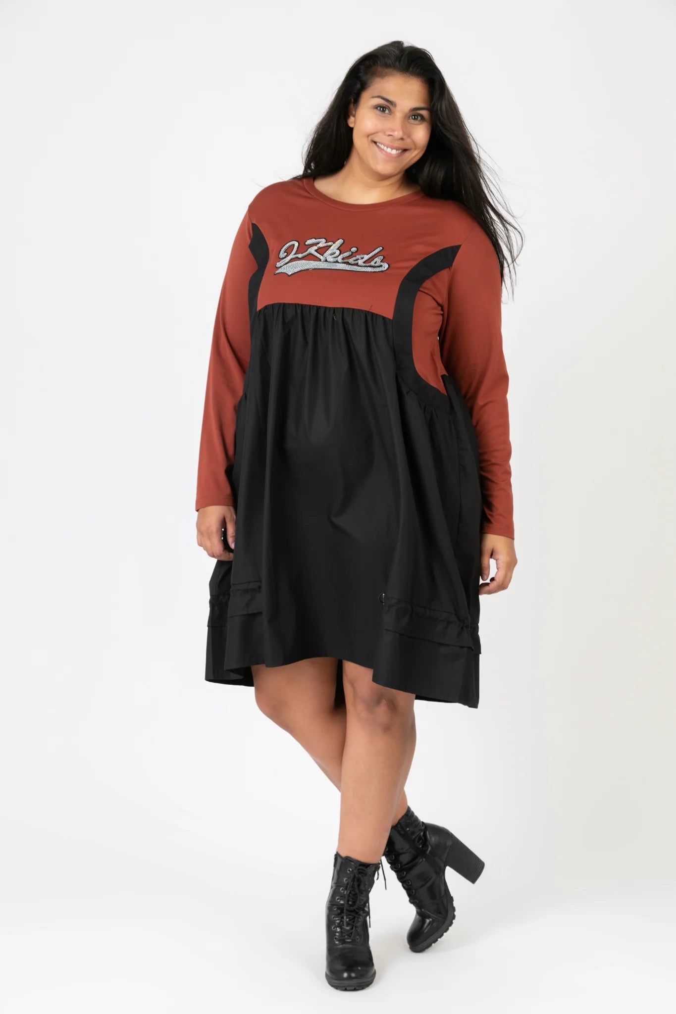  Elegantes Viskose-Kleid mit Buchstabenprint und Glitzer-Applikationen für Herbst und Winter