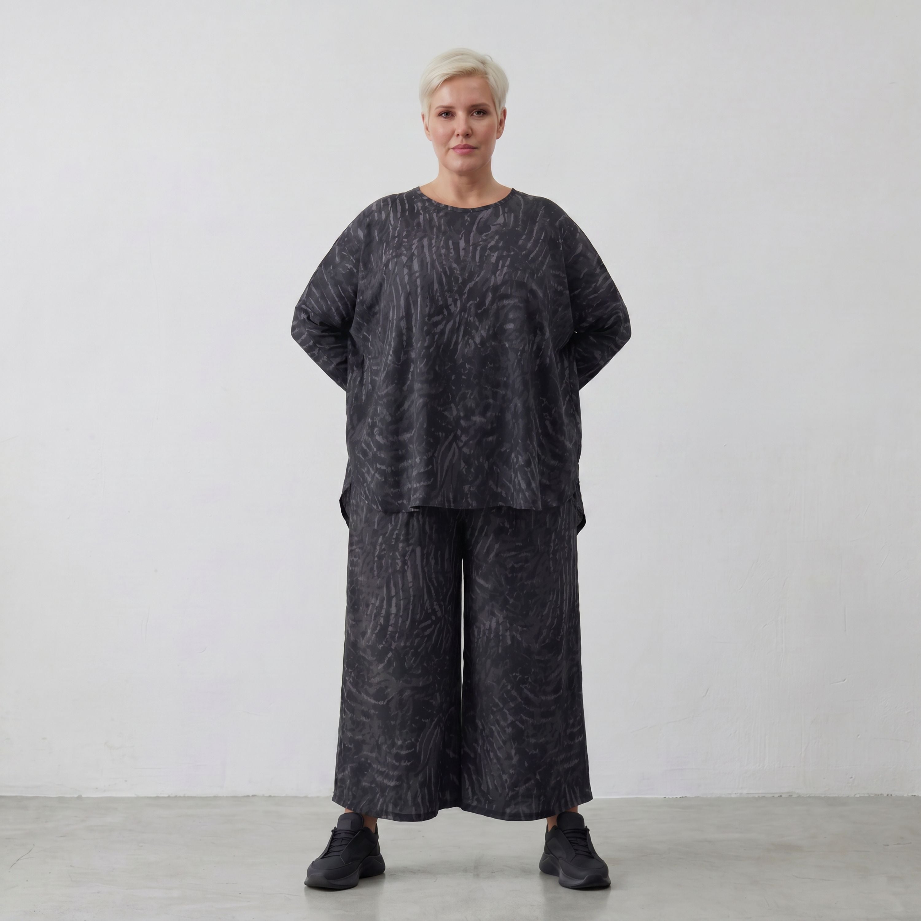 Dunkles Zebramuster Shirt in Travellerqualität mit Rundhals Bigshirtschnitt Langarm