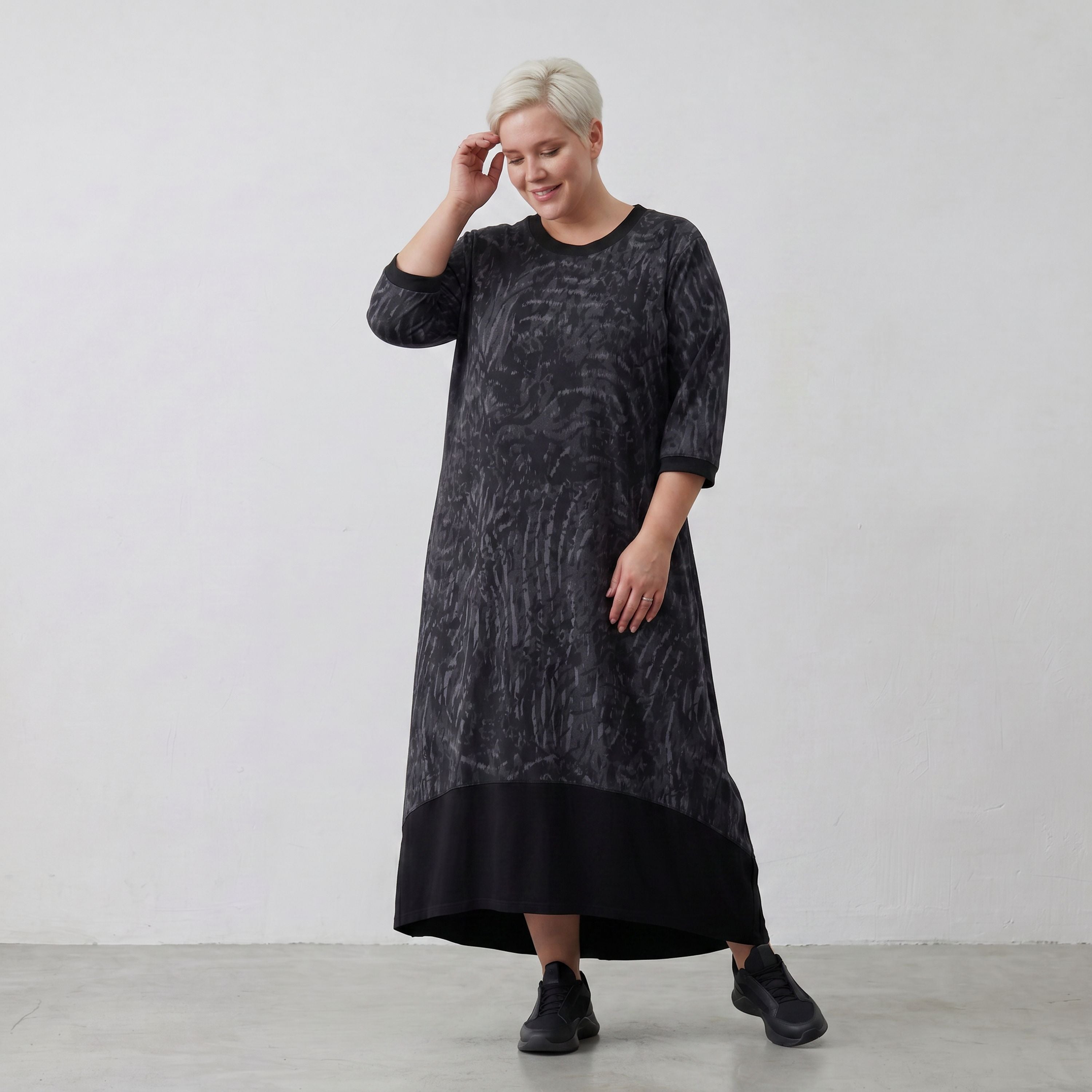 Kleid dunkel im Zebralook aus Travellerjersey mit 3/4-Ärmeln geradem Schnitt und Taschen