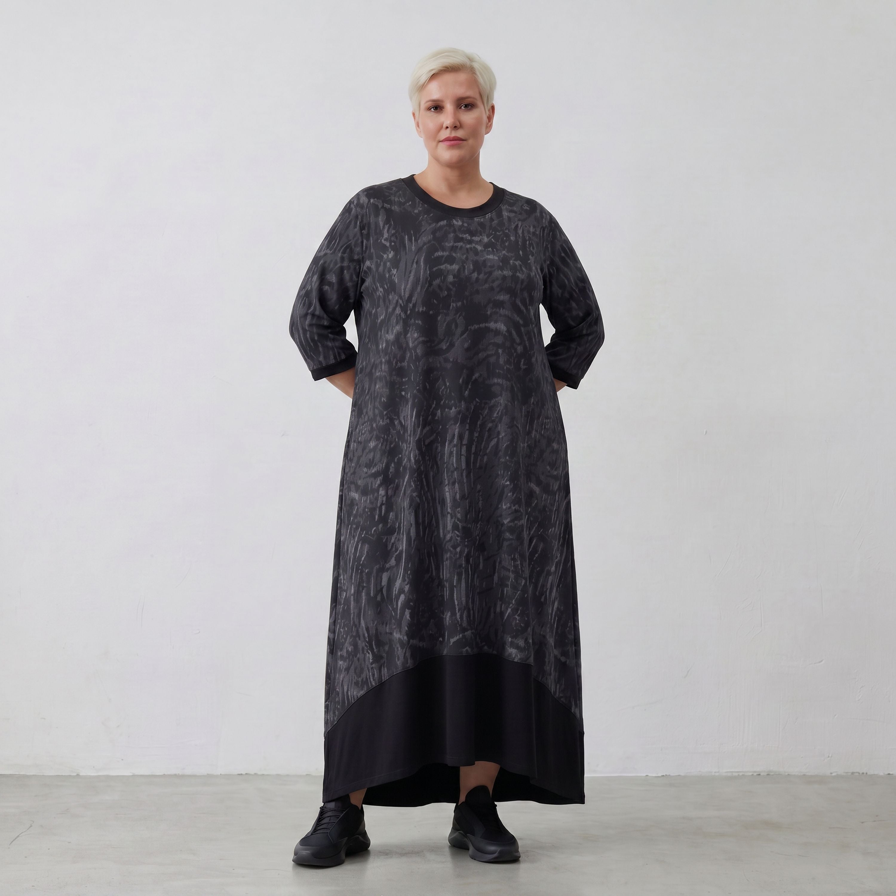 Kleid dunkel im Zebralook aus Travellerjersey mit 3/4-Ärmeln geradem Schnitt und Taschen