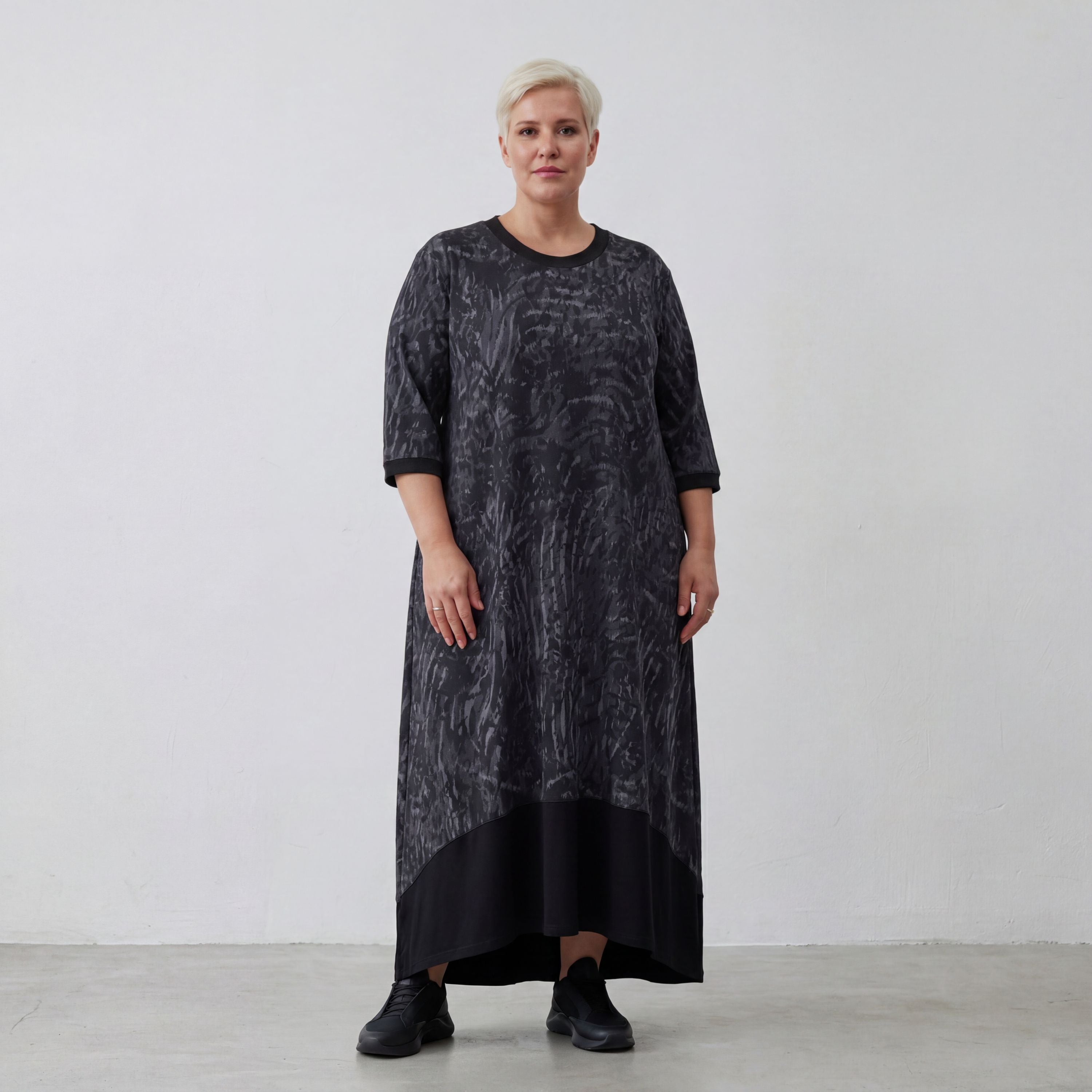 Kleid dunkel im Zebralook aus Travellerjersey mit 3/4-Ärmeln geradem Schnitt und Taschen