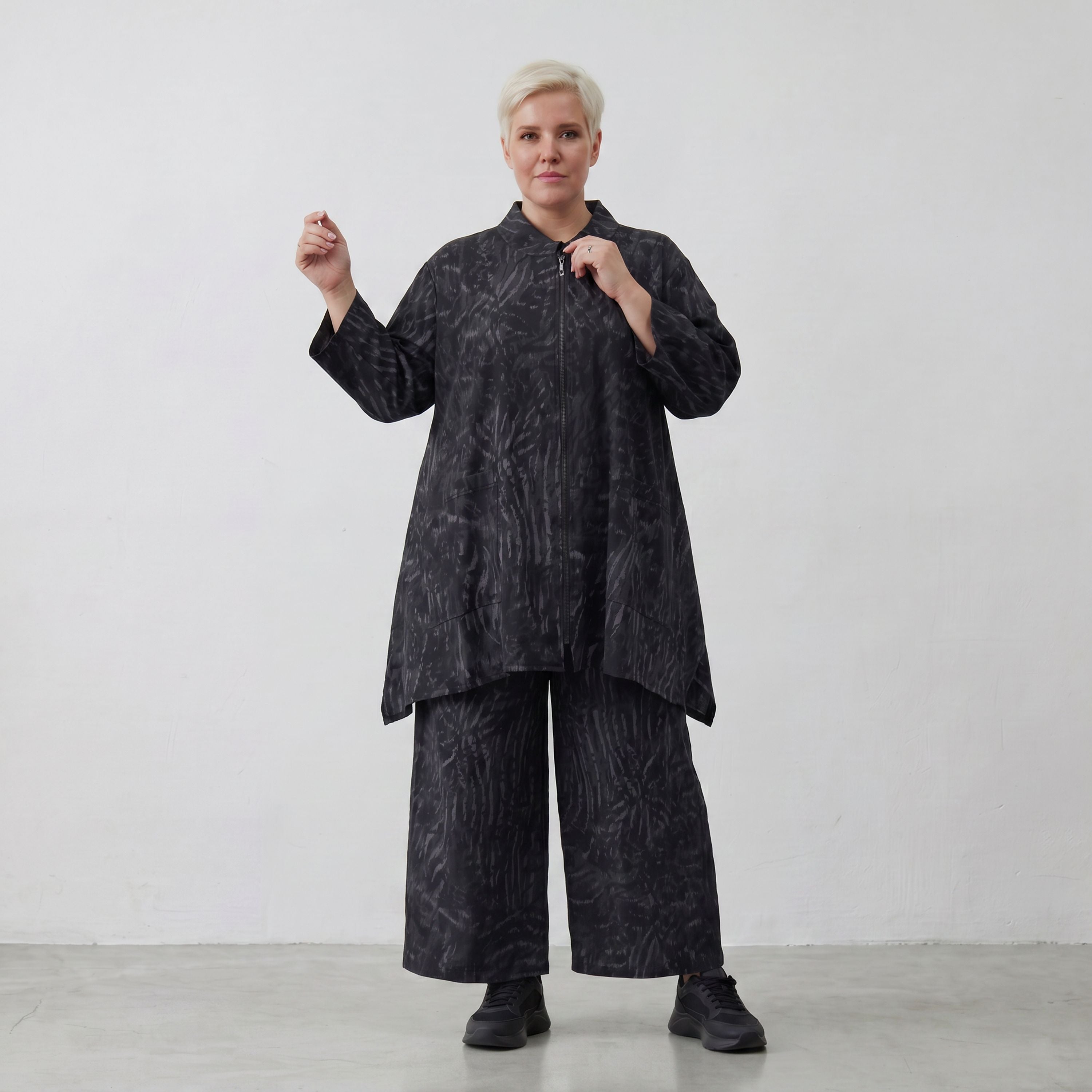 Jacke in A-Form aus dunkelgrau schwarzem Travellermaterial mit Zebraprint Stehkragen