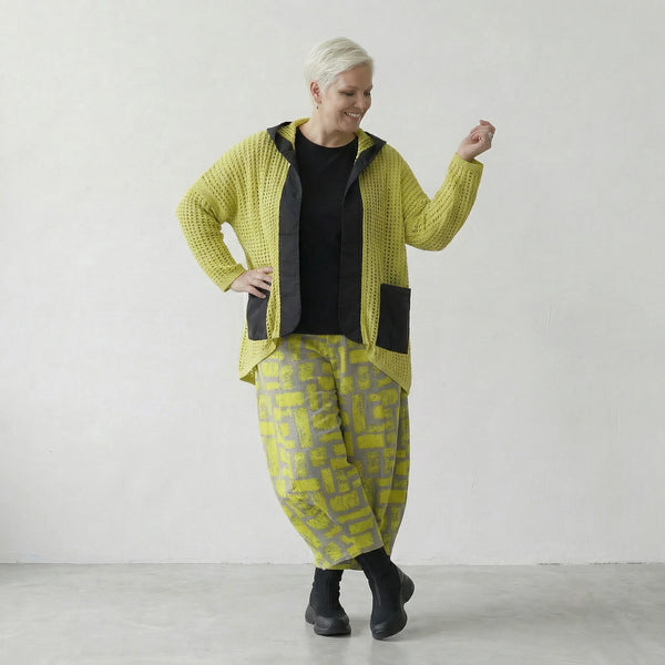 Stilvolle Lagenlook Oversize Jacke aus feinem Baumwollstrick mit Memorytaft und Schalkragen, Lime/Schwarz