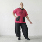 Zeitloses Oversize Shirt aus feiner Baumwolle mit ausgestelltem Lagenlook, Kapuze und Details, Fuchsia/Schwarz