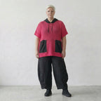 Zeitloses Oversize Shirt aus feiner Baumwolle mit ausgestelltem Lagenlook, Kapuze und Details, Fuchsia/Schwarz