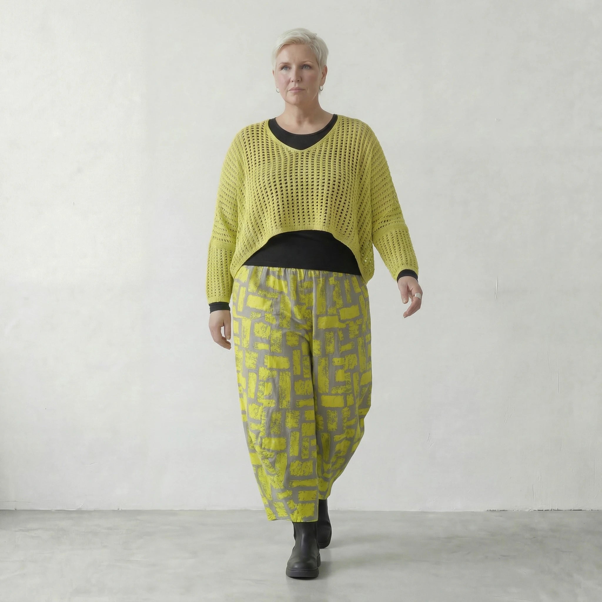 Zeitloser Lagenlook Überwurf aus feinem Strick im ausgefallenen Oversize Design, luftig und leicht, Lime