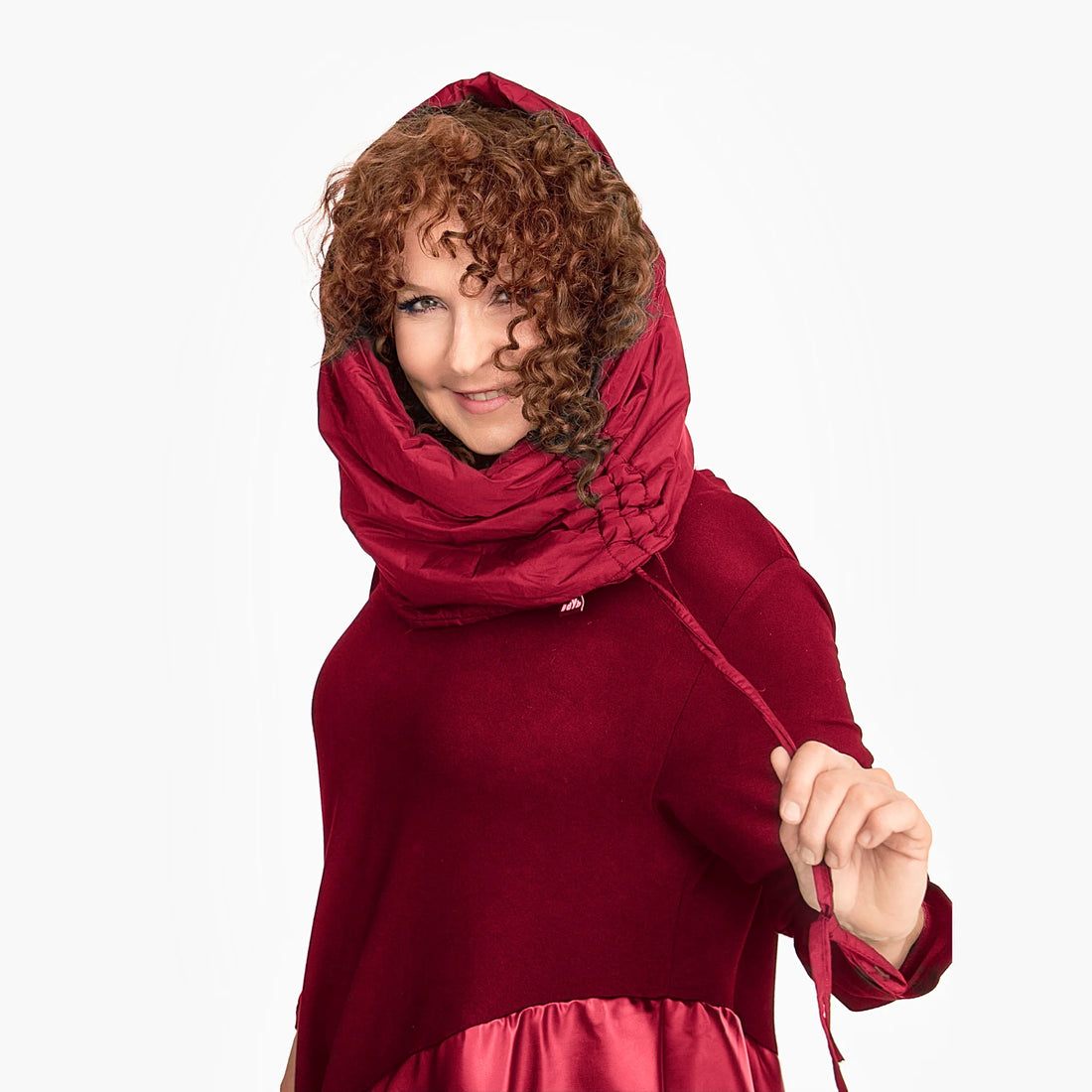  Oversized Schal aus hochwertiger fließender Seide im markanten Rot für stylische Lagenlooks