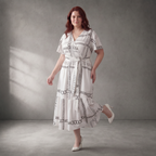 Zeitloses Weiß Schwarz Kleid in legerem Oversize Lagenlook mit A Linie und V Ausschnitt