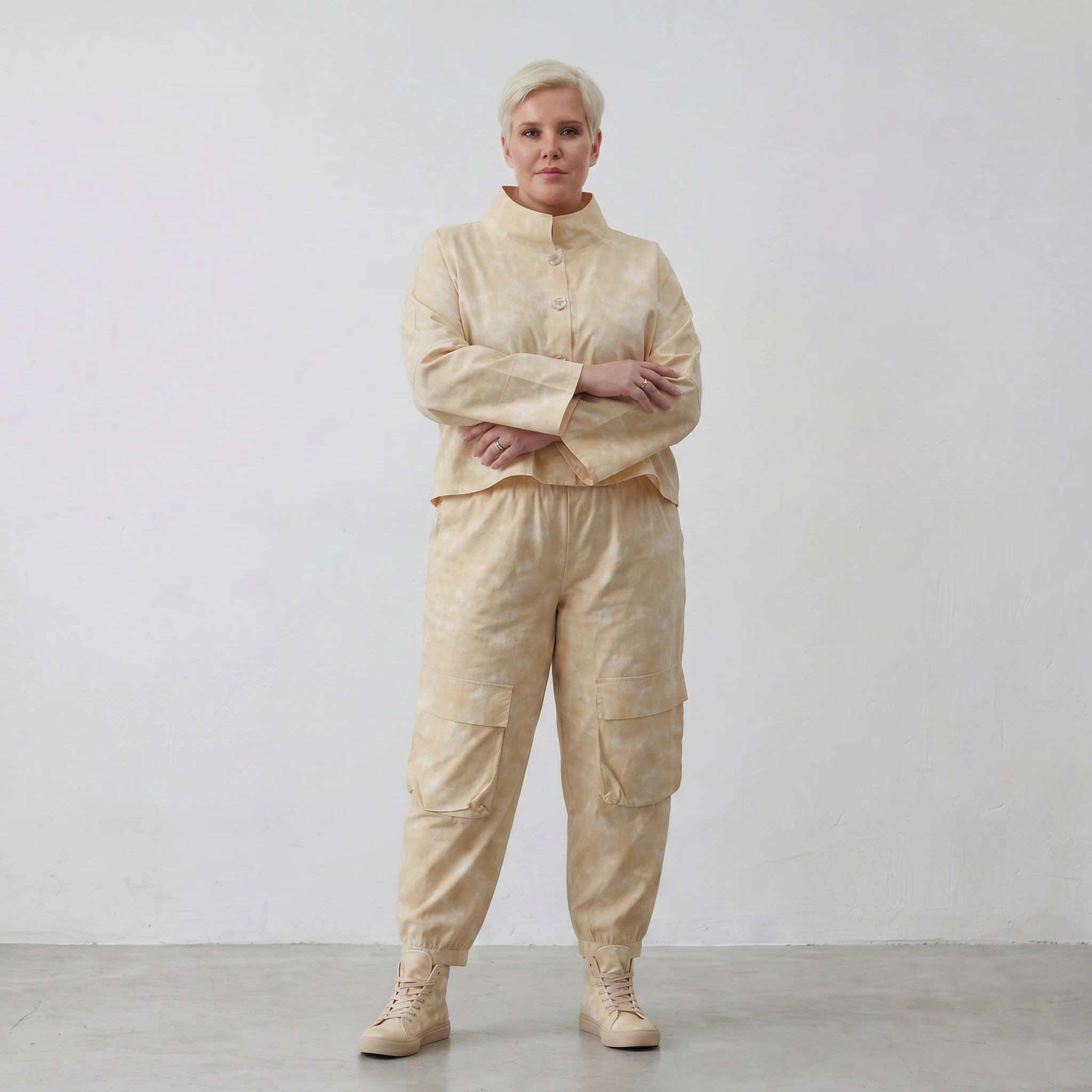 Luftige Oversize Jacke aus feiner Baumwoll Popeline im ausgefallenen Lagenlook mit Batikmuster, Vanille