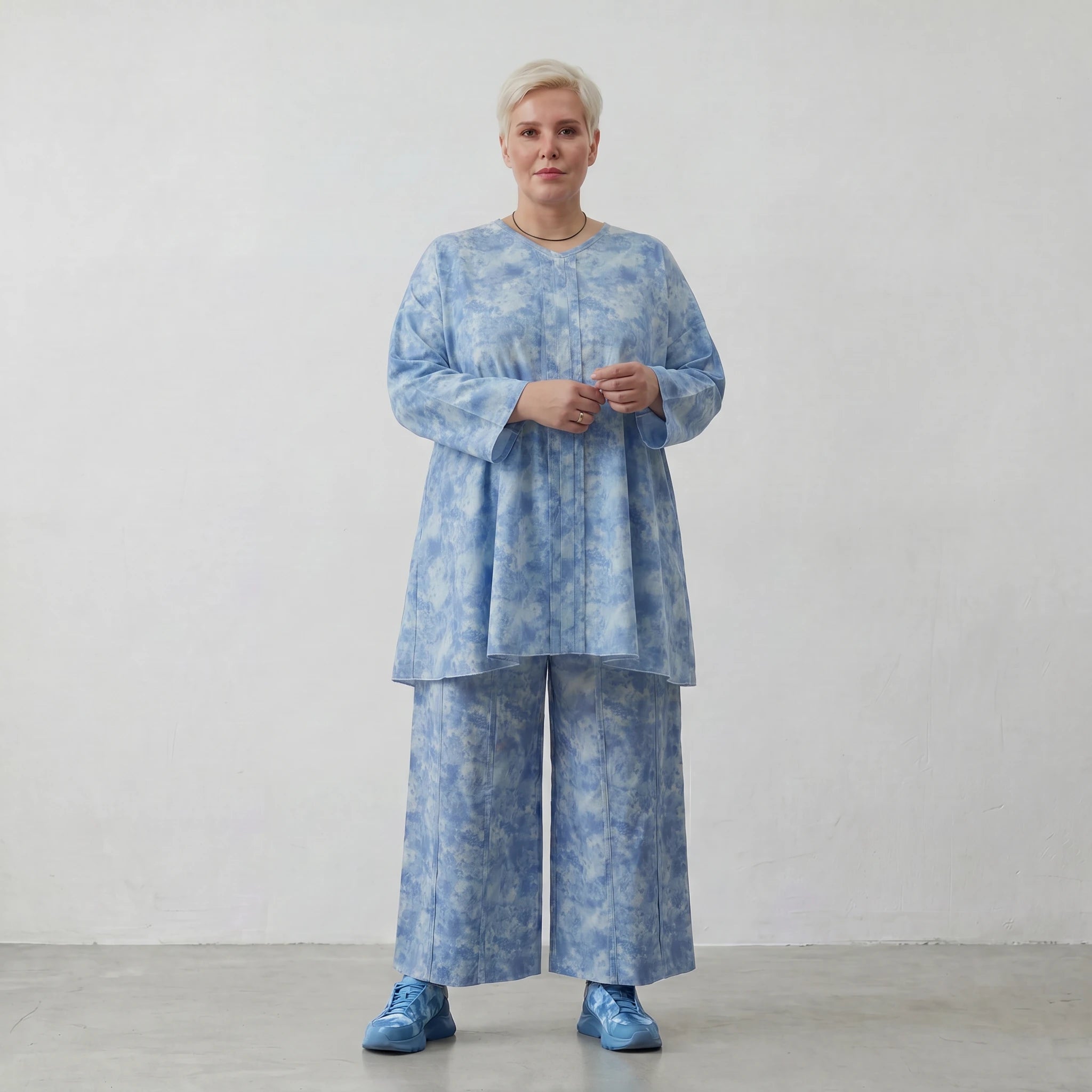 Luftig-leichte Lagenlook Hose aus feiner Baumwollpopeline mit weitem Schnitt und Batikmuster, Himmelblau