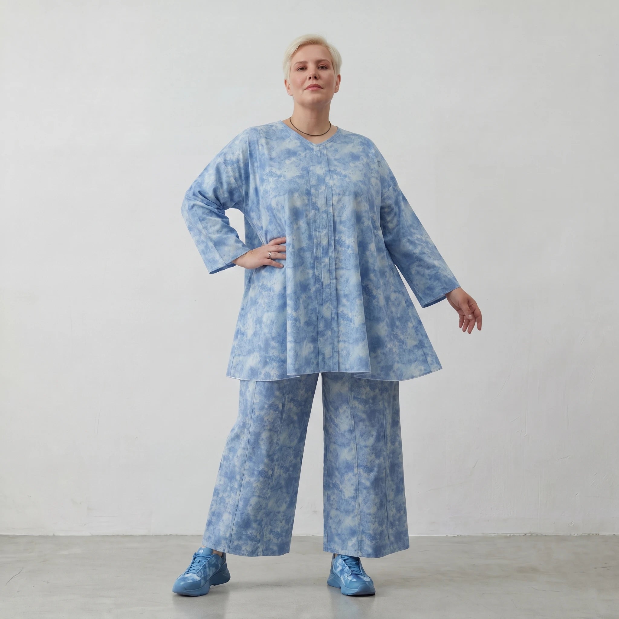Luftig-leichte Lagenlook Hose aus feiner Baumwollpopeline mit weitem Schnitt und Batikmuster, Himmelblau