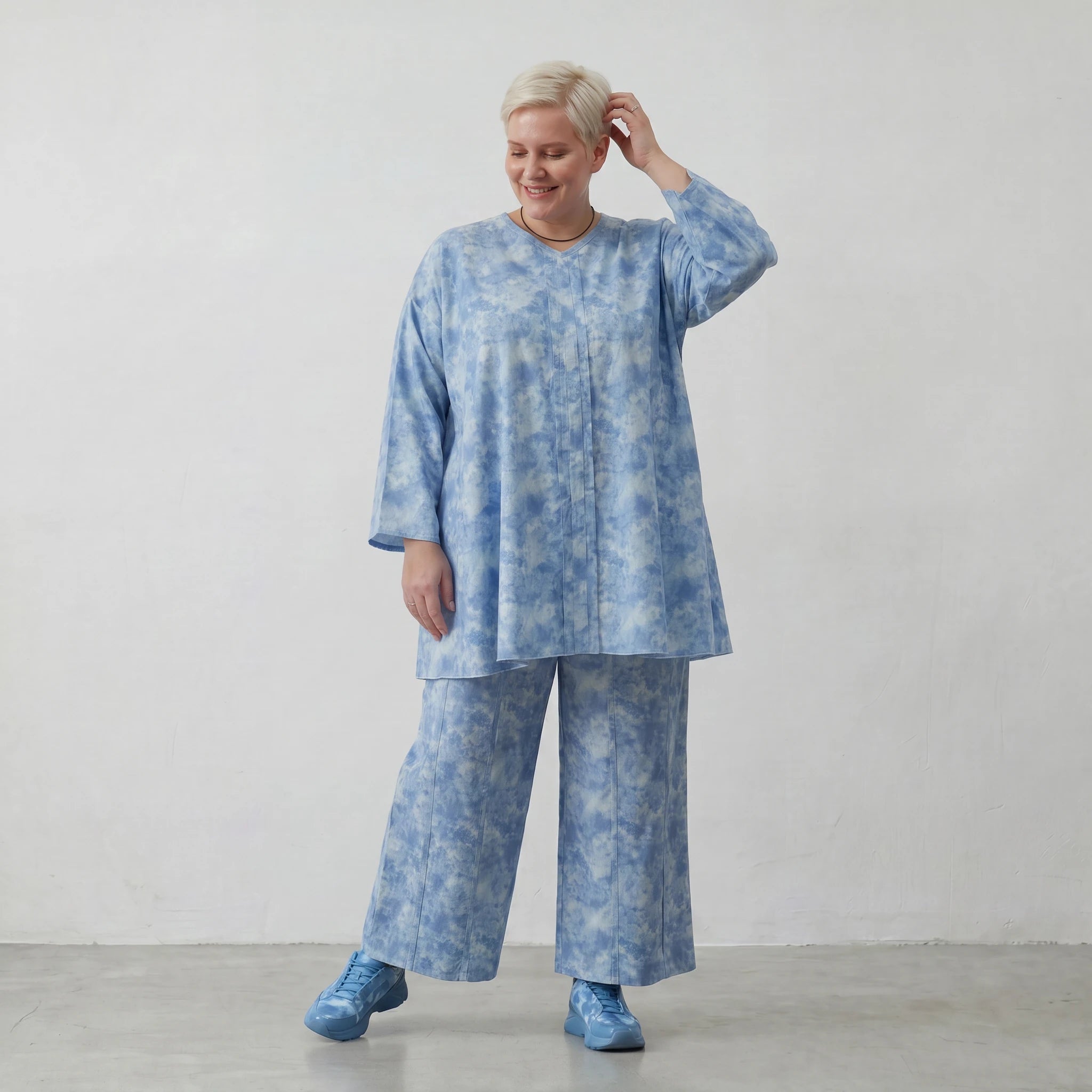 Luftig-leichte Lagenlook Hose aus feiner Baumwollpopeline mit weitem Schnitt und Batikmuster, Himmelblau