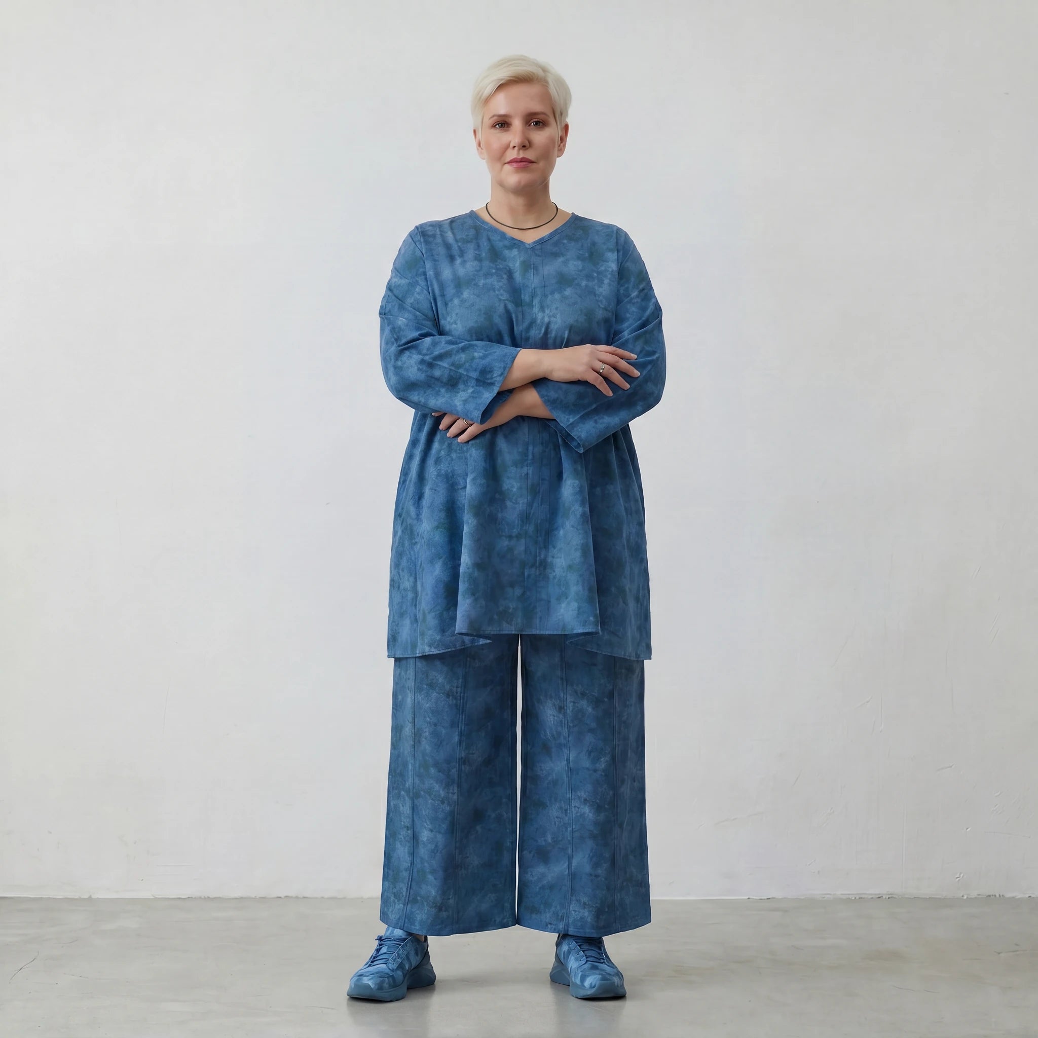 Zeitloses Lagenlook Oversize A-Form Shirt aus feiner Baumwollpopeline mit Batikmuster, Petrol