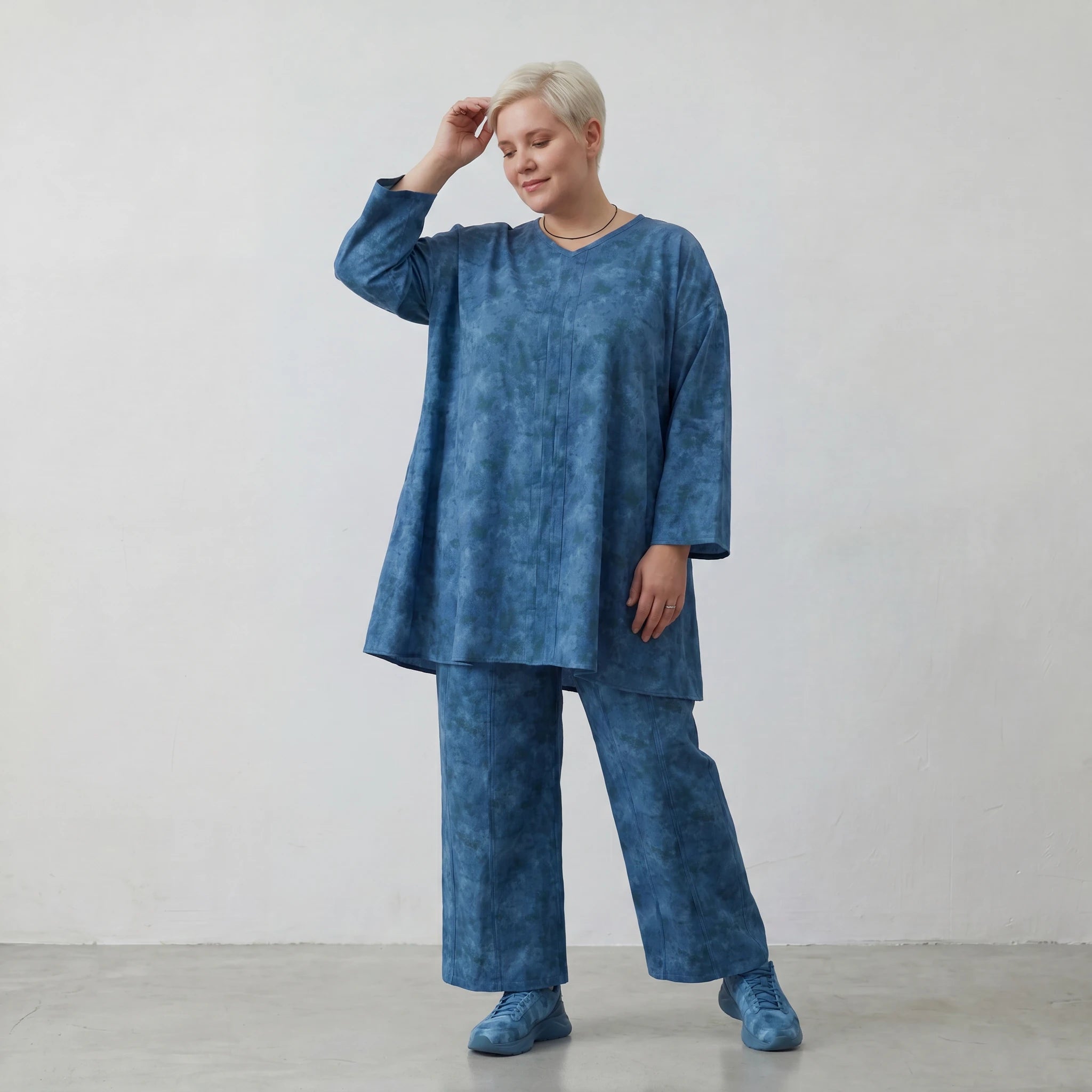Zeitloses Lagenlook Oversize A-Form Shirt aus feiner Baumwollpopeline mit Batikmuster, Petrol