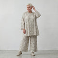 Luftig leichte Lagenlook Hose aus feiner Baumwollpopeline mit weitem Bein und Batikmuster, Sand