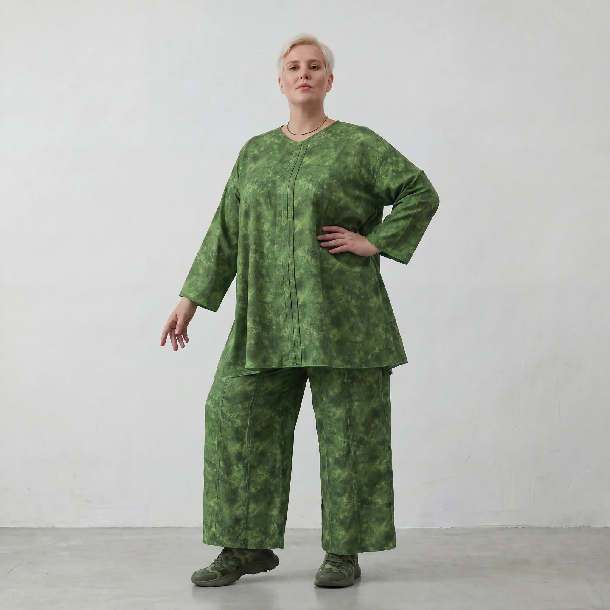 Stilvolles Oversize Lagenlook Shirt aus feiner, leichter Baumwollpopeline mit Batikmuster, Smaragdgrün