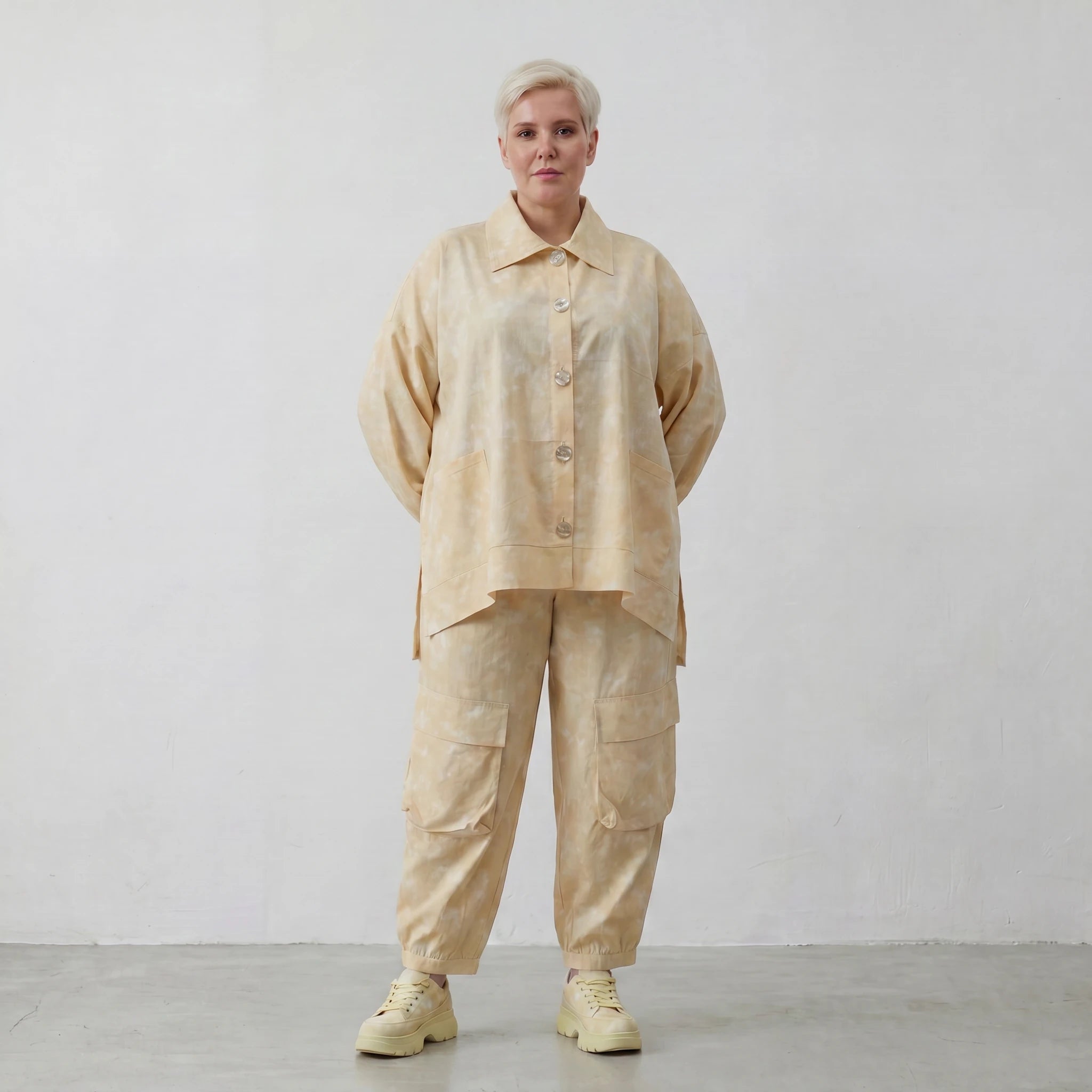 Luftige Oversize Bluse in A-Form aus feiner Baumwollpopeline mit angesagtem Batikmuster, Vanille