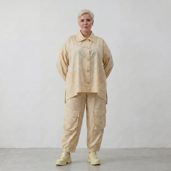 Luftige Oversize Bluse in A-Form aus feiner Baumwollpopeline mit angesagtem Batikmuster, Vanille