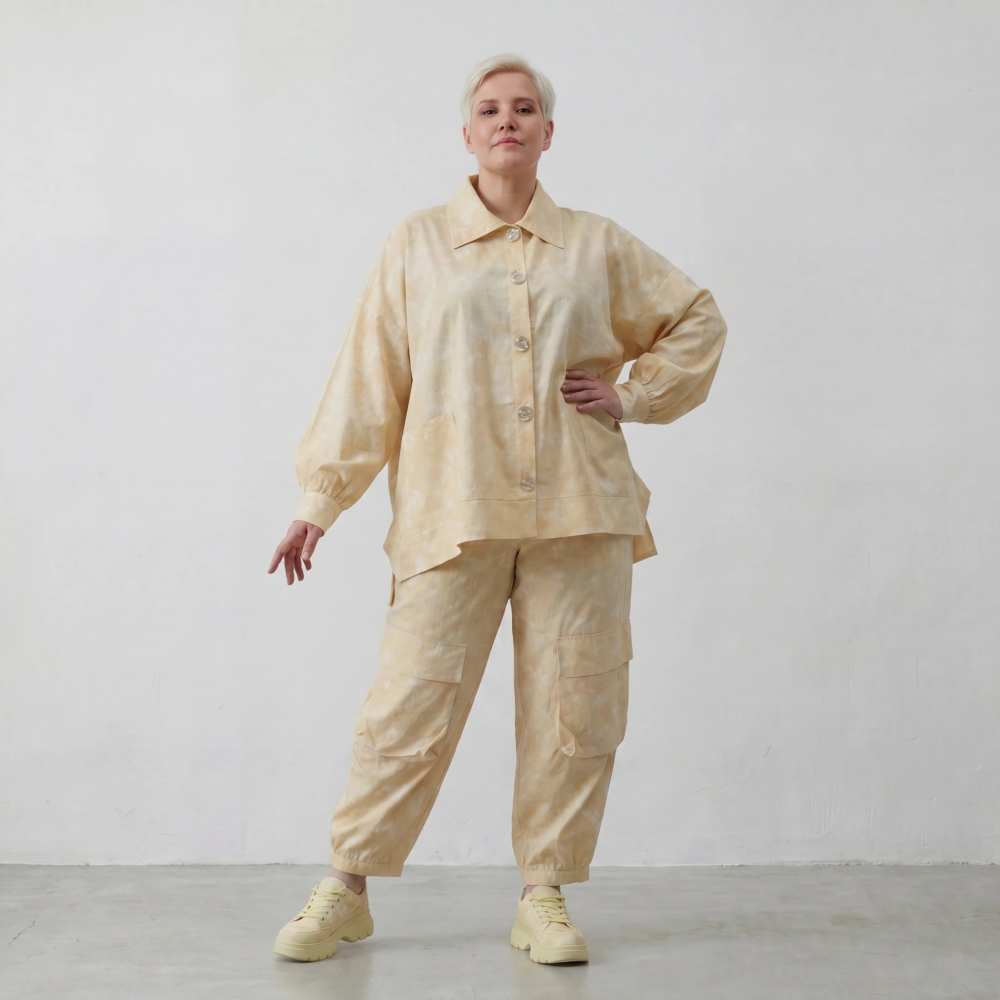 Luftige Oversize Bluse in A-Form aus feiner Baumwollpopeline mit angesagtem Batikmuster, Vanille