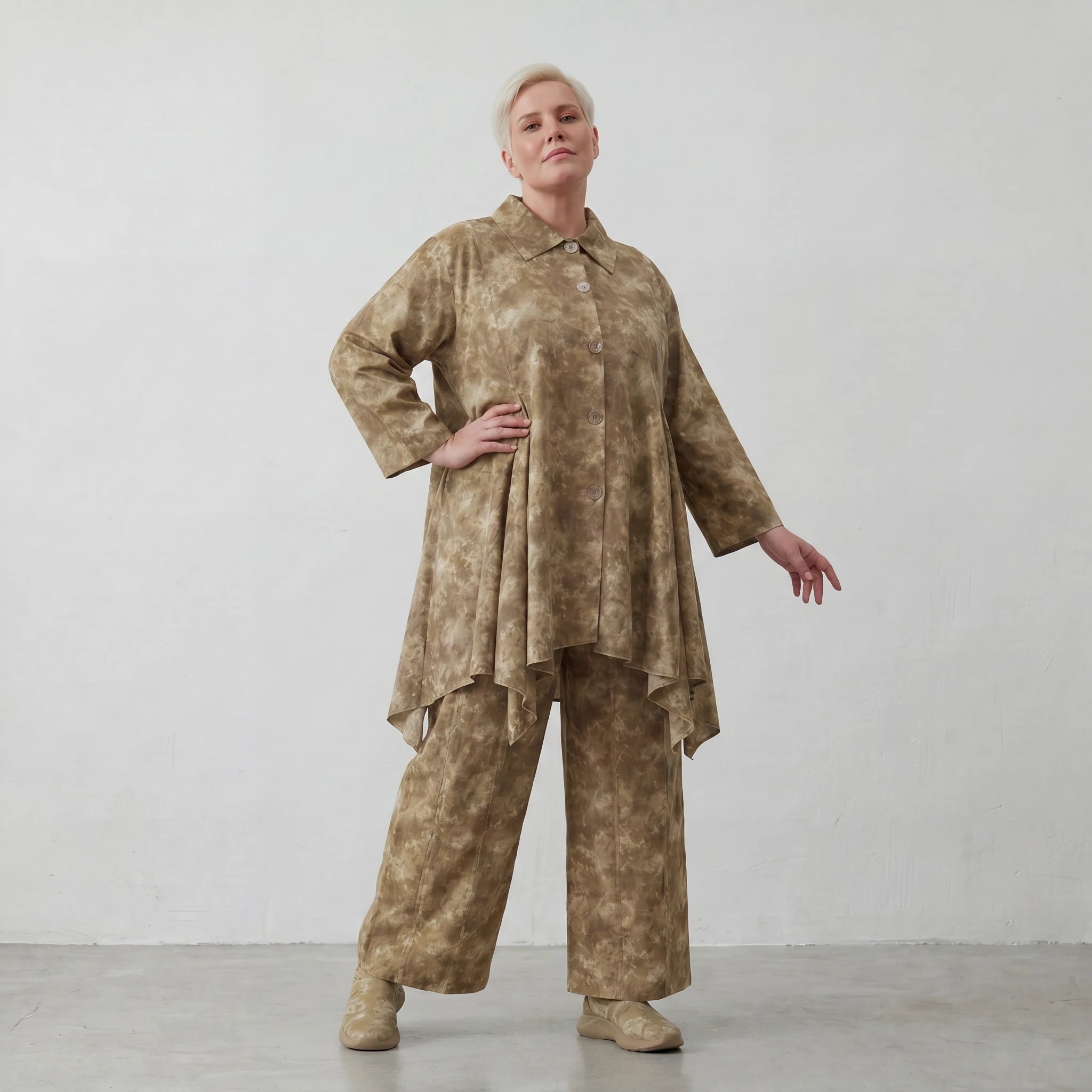 Zeitlos verspielte Bluse in Glockenform aus leichter Baumwoll-Popeline im legeren Lagenlook, Camel