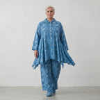 Glockenförmige Oversize Bluse aus luftiger Baumwoll-Popeline mit raffinierter Batik-Optik, Aquablau