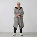 Schwarz/Weiß Crinklemantel im Lagenlook Oversize leger ausgefallen zeitlos mit Kapuze
