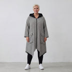 Schwarz/Weiß Crinklemantel im Lagenlook Oversize leger ausgefallen zeitlos mit Kapuze