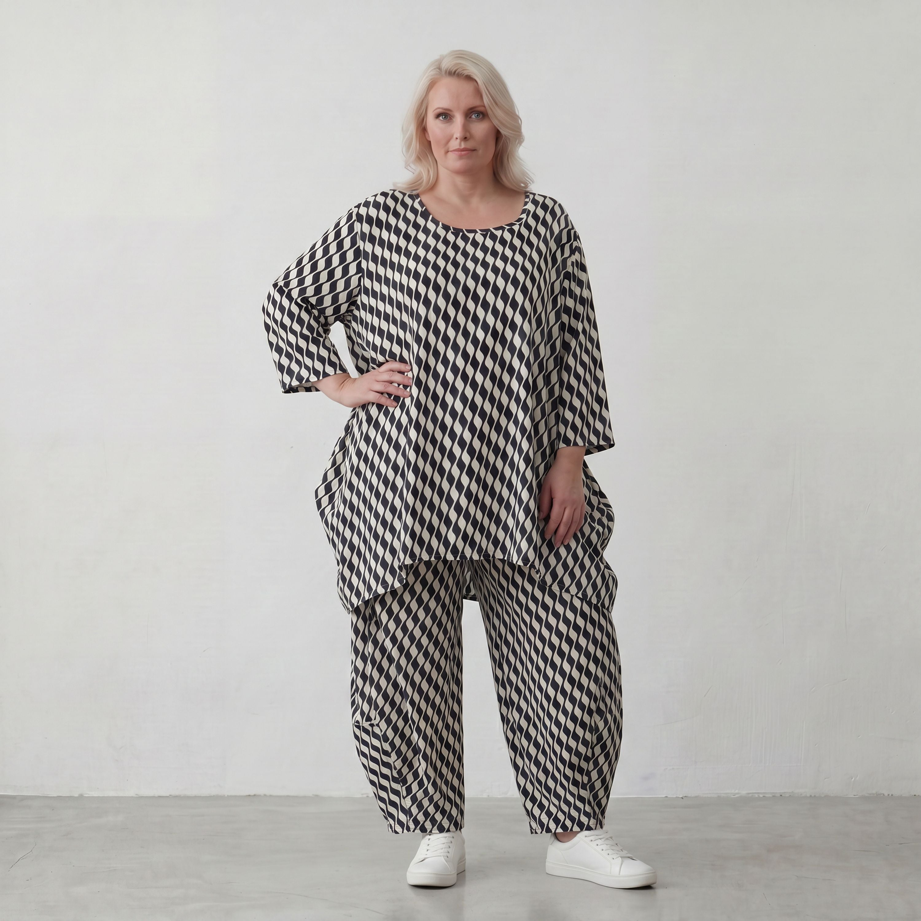 Sommershirt in Leinenoptik mit femininem Dreiviertelarm und Rundhals in Schwarz und Weiß