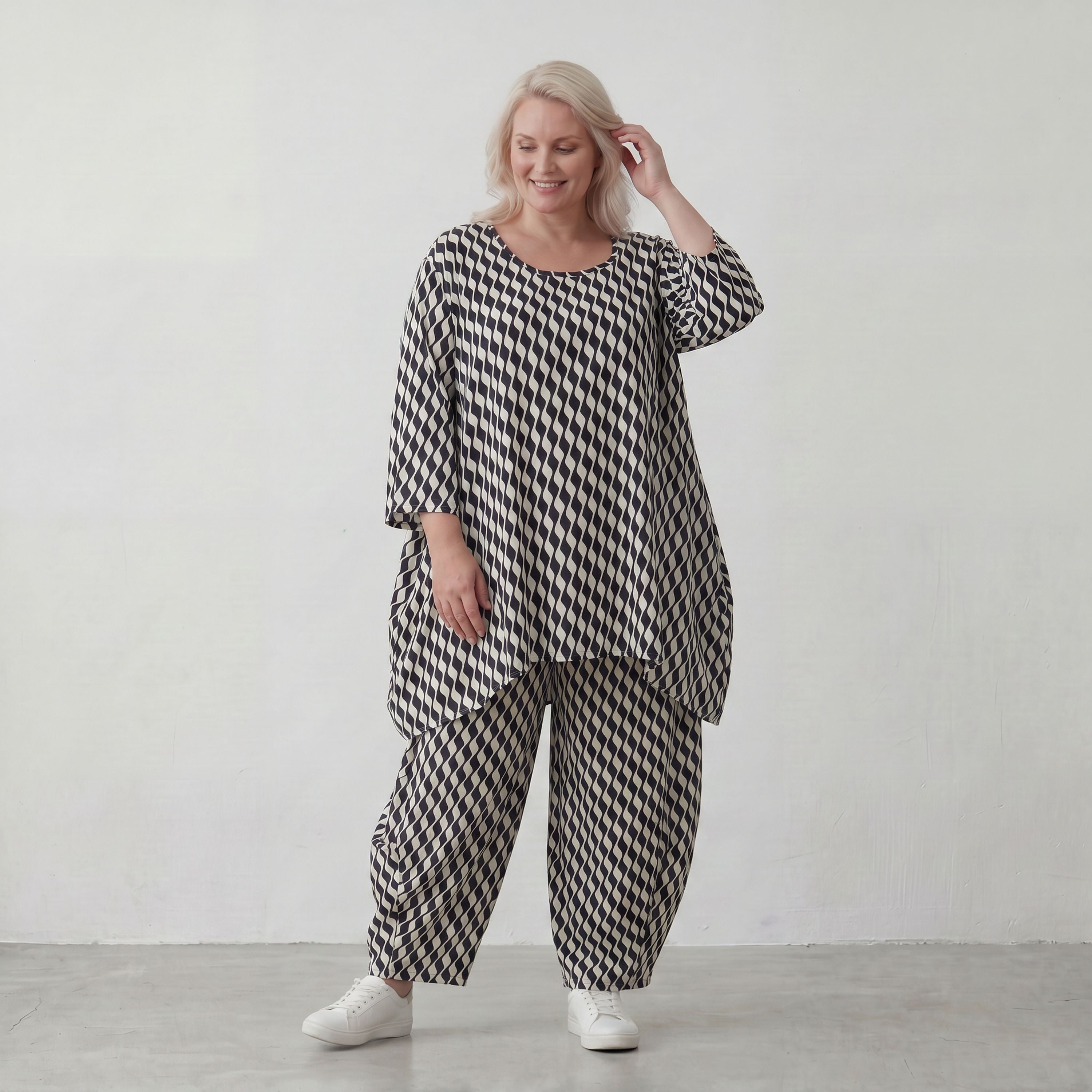 Sommershirt in Leinenoptik mit femininem Dreiviertelarm und Rundhals in Schwarz und Weiß