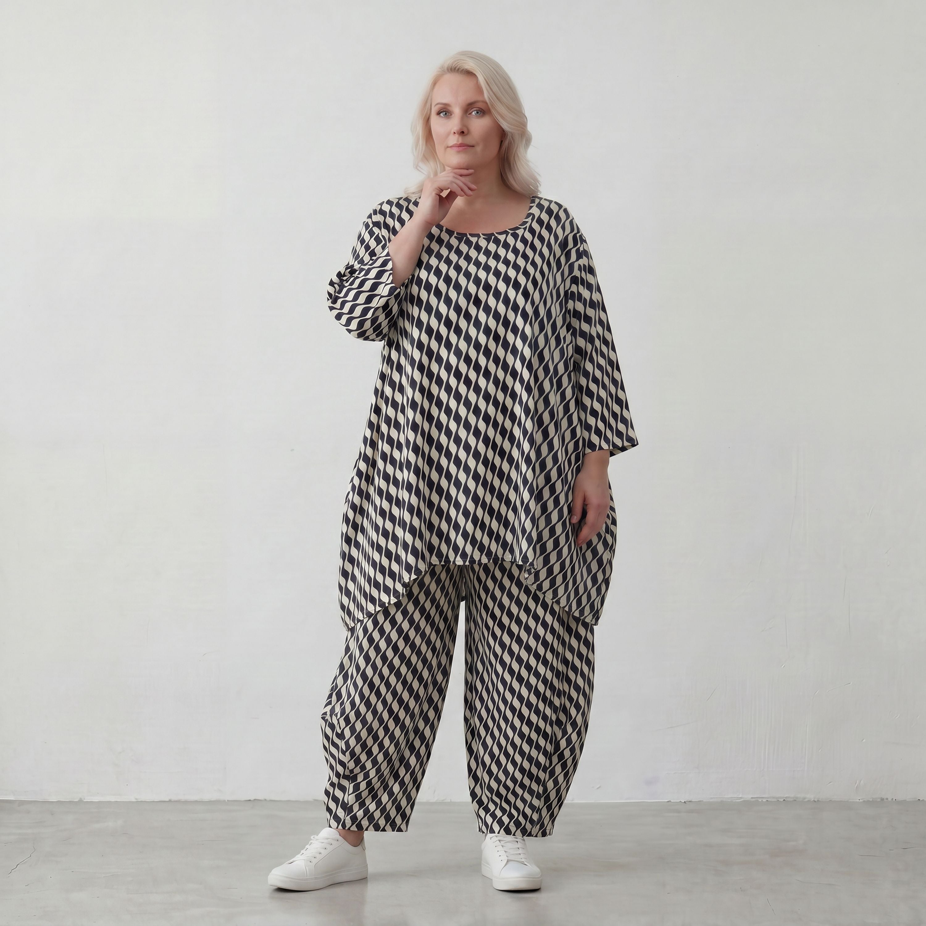 Sommershirt in Leinenoptik mit femininem Dreiviertelarm und Rundhals in Schwarz und Weiß