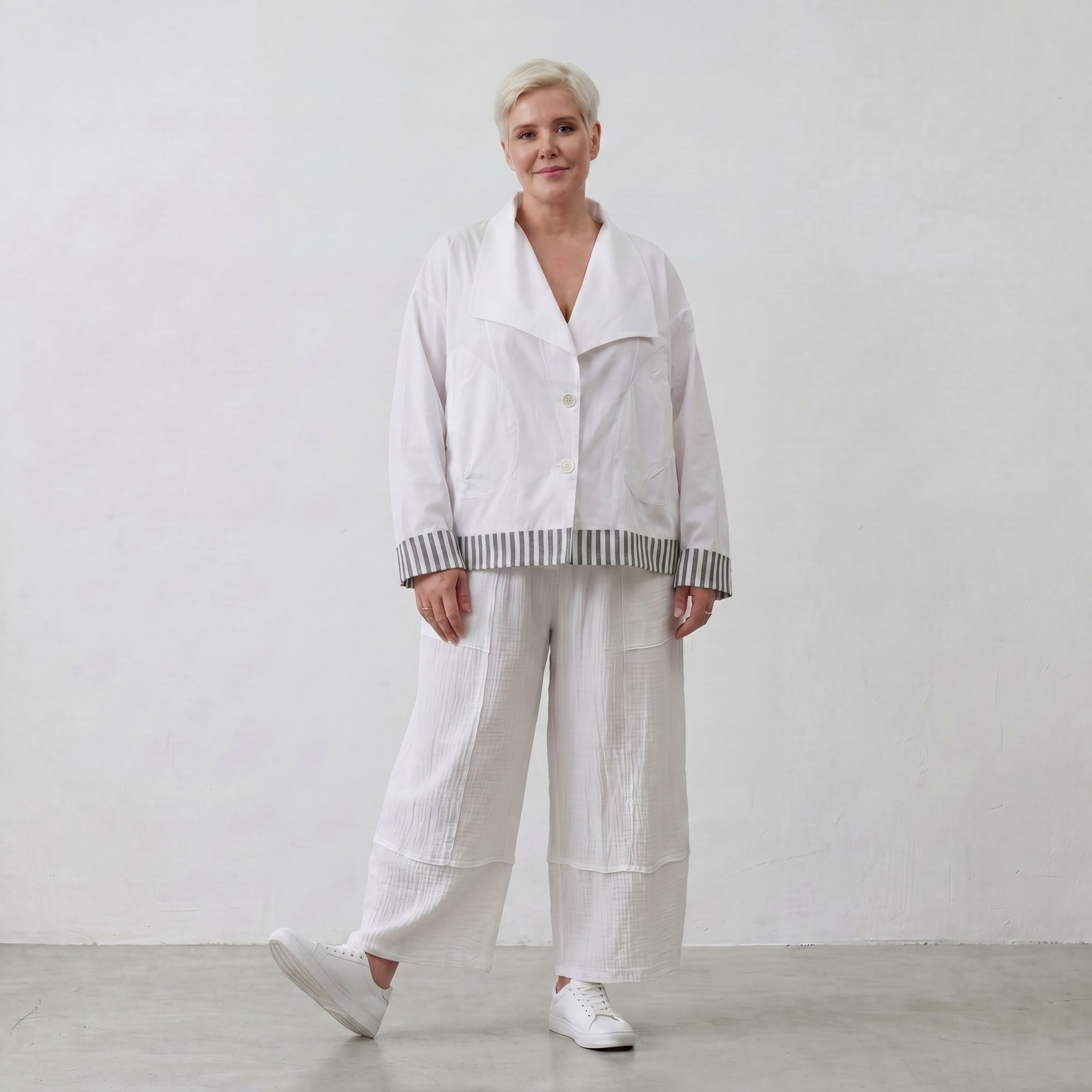 Zeitlose Oversize Streifenjacke Anthrazit Weiß im legeren Lagenlook modern ausgefallen