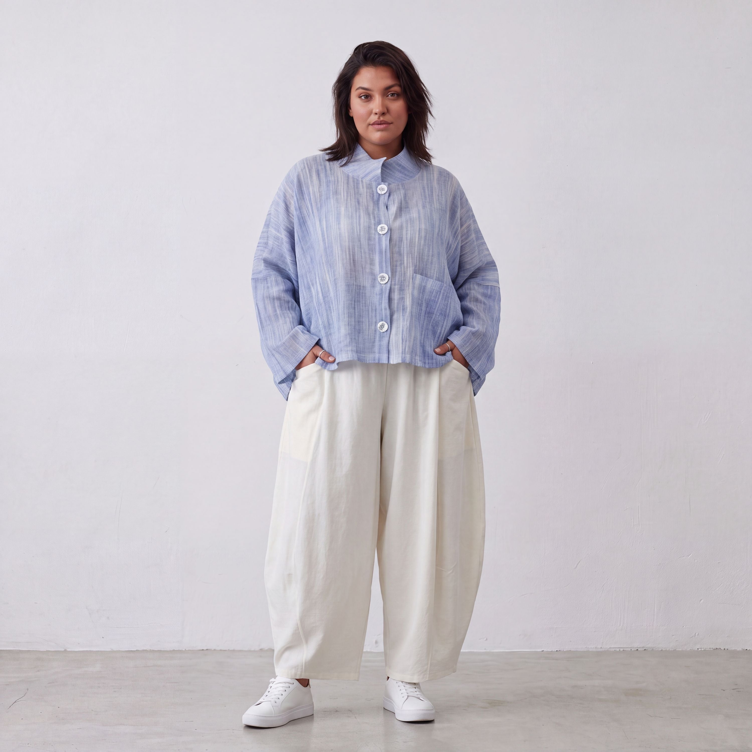 Leichte sommerliche Oversize Jacke in Jeansblau Weiß mit Crash Look für zeitlosen Lagenlook