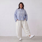 Leichte sommerliche Oversize Jacke in Jeansblau Weiß mit Crash Look für zeitlosen Lagenlook