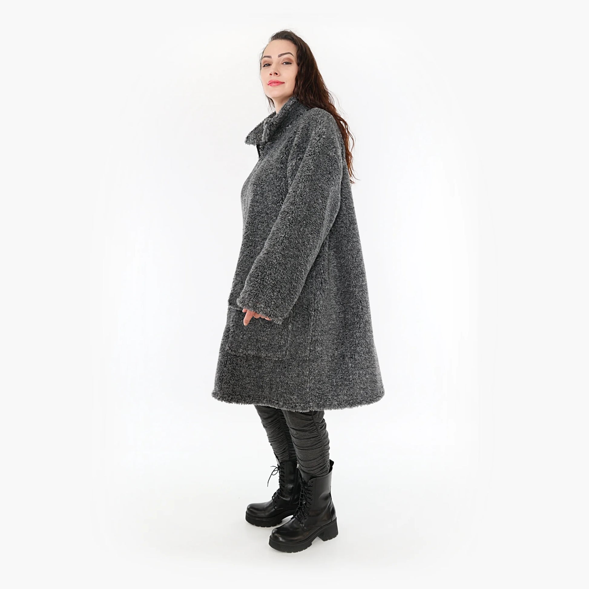  Stylische Jacke im Lagenlook aus warmem Teddy-Materialmix in Dunkelgrau für einen trendigen Look