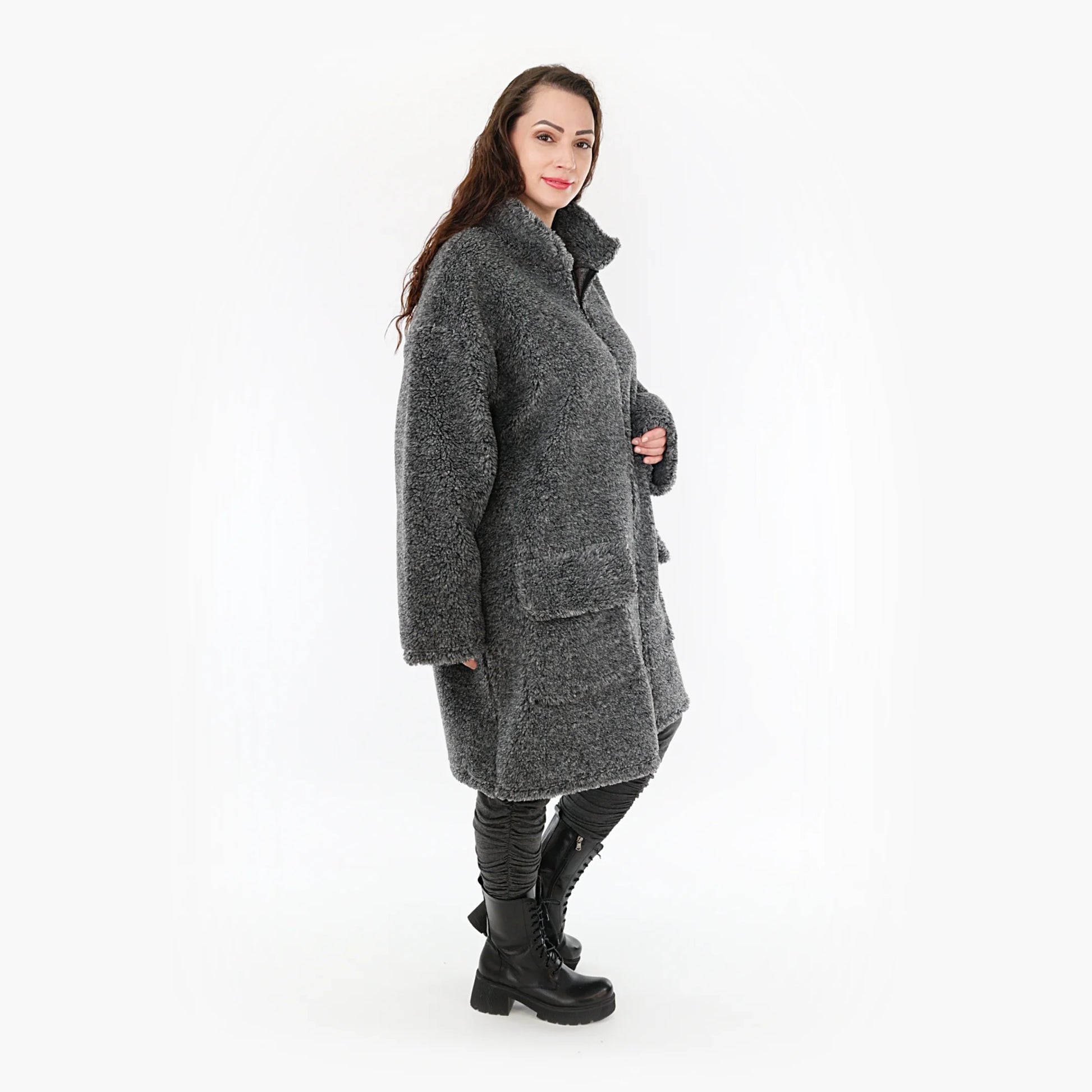  Stylische Jacke im Lagenlook aus warmem Teddy-Materialmix in Dunkelgrau für einen trendigen Look