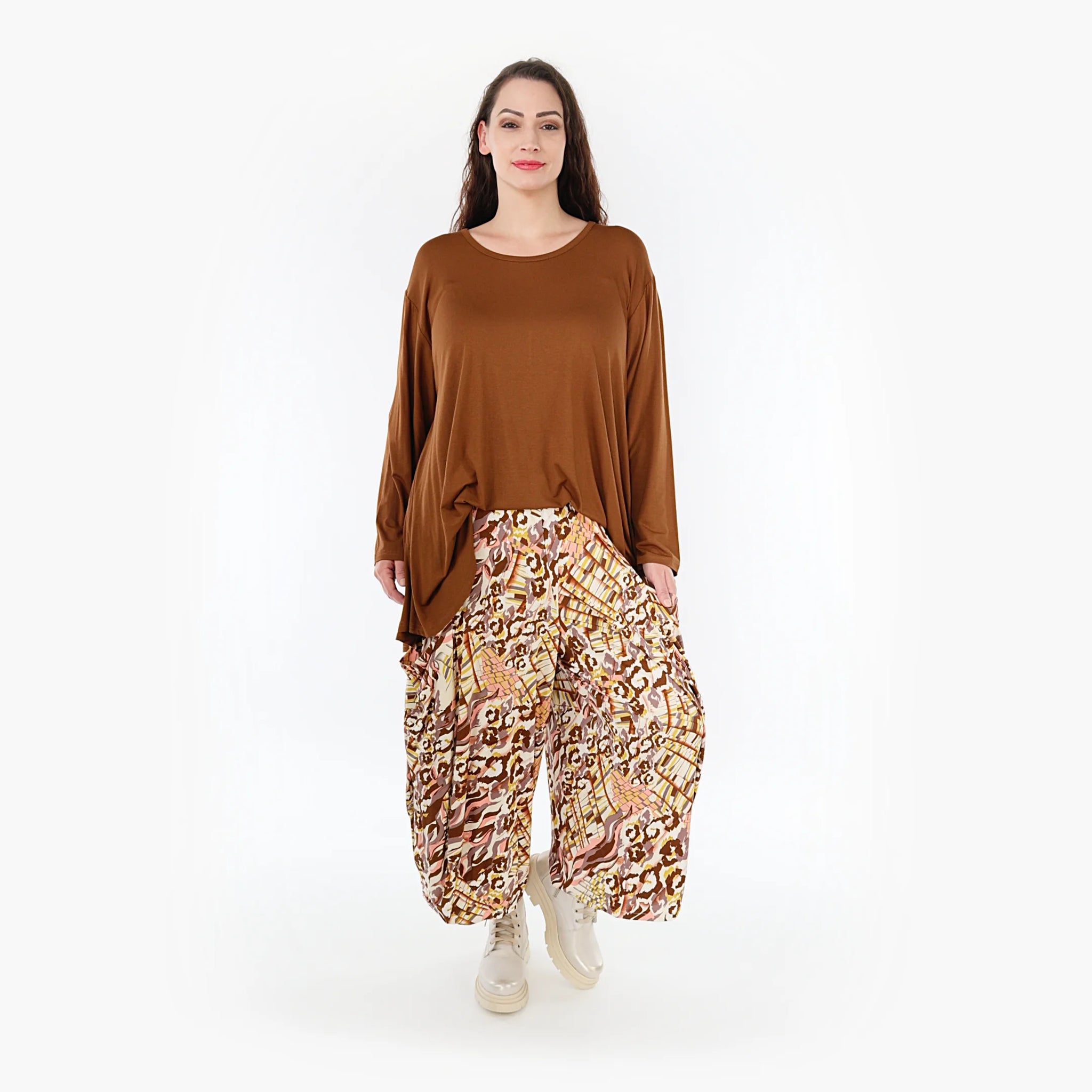  Trendige Ballonhose in Cognac mit Rosé und Weißem Muster für lässige Herbst-Looks plus Size