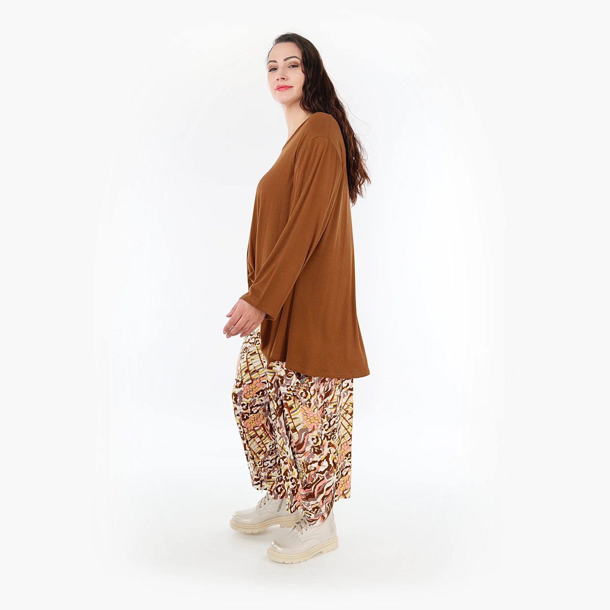  Trendige Ballonhose in Cognac mit Rosé und Weißem Muster für lässige Herbst-Looks plus Size