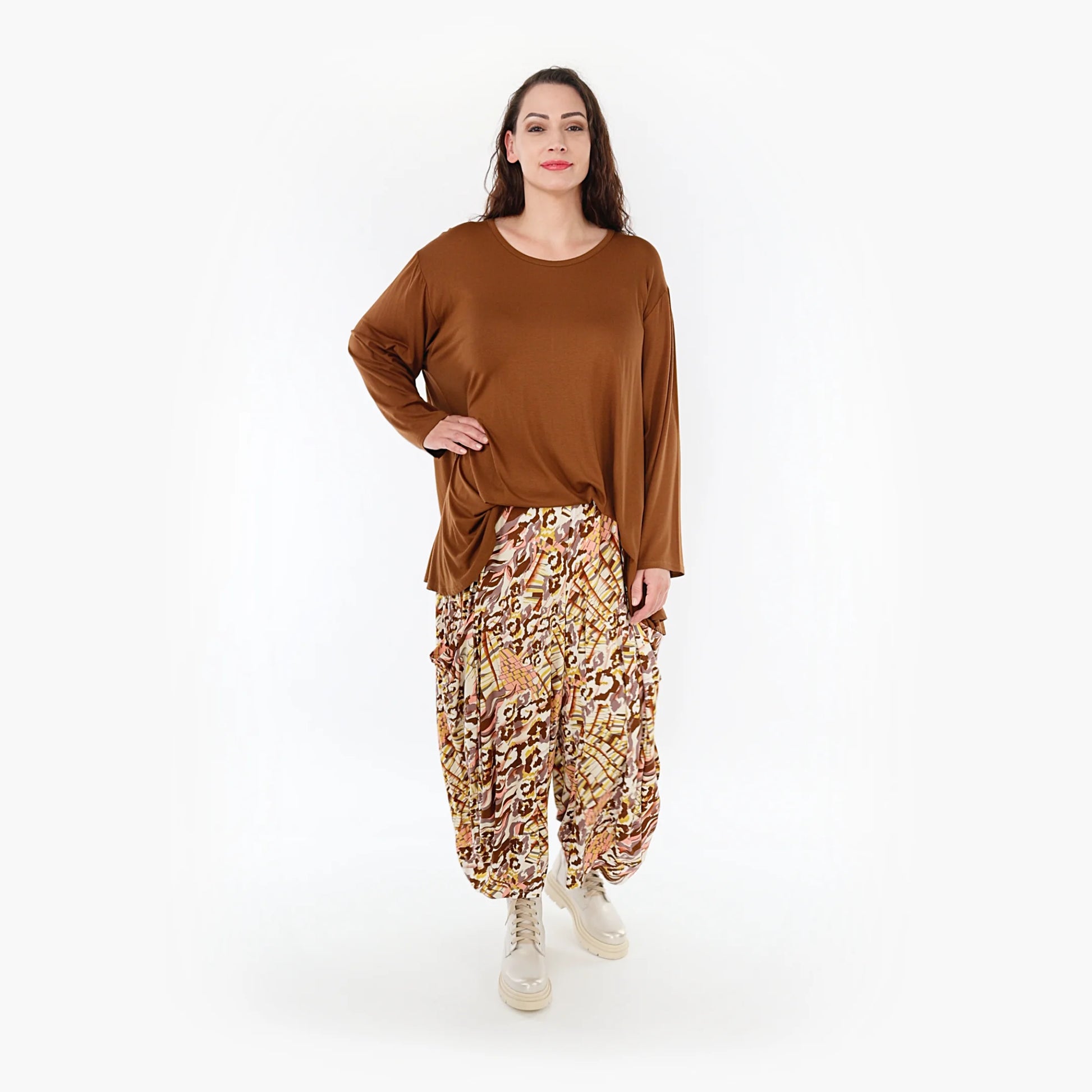  Trendige Ballonhose in Cognac mit Rosé und Weißem Muster für lässige Herbst-Looks plus Size