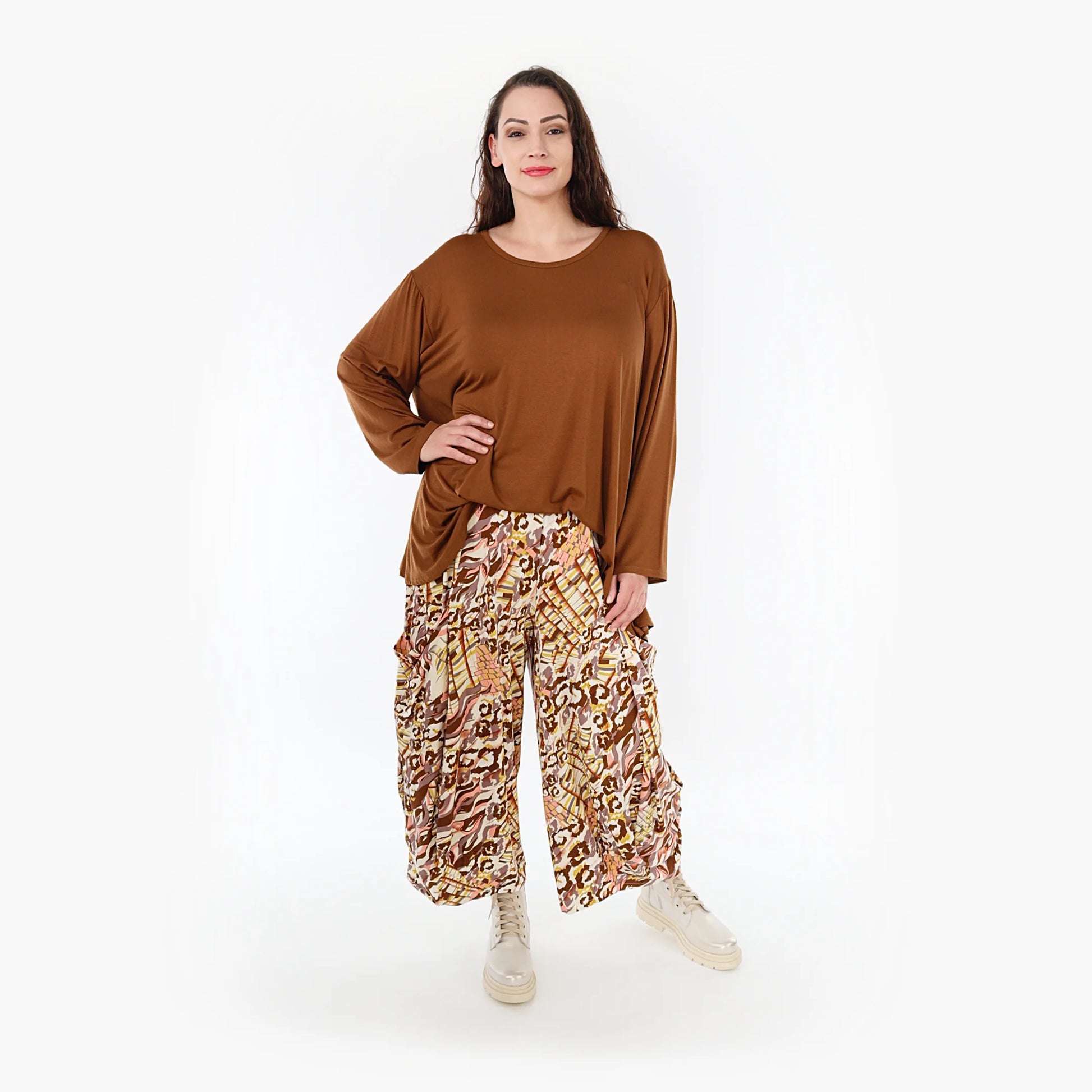  Trendige Ballonhose in Cognac mit Rosé und Weißem Muster für lässige Herbst-Looks plus Size