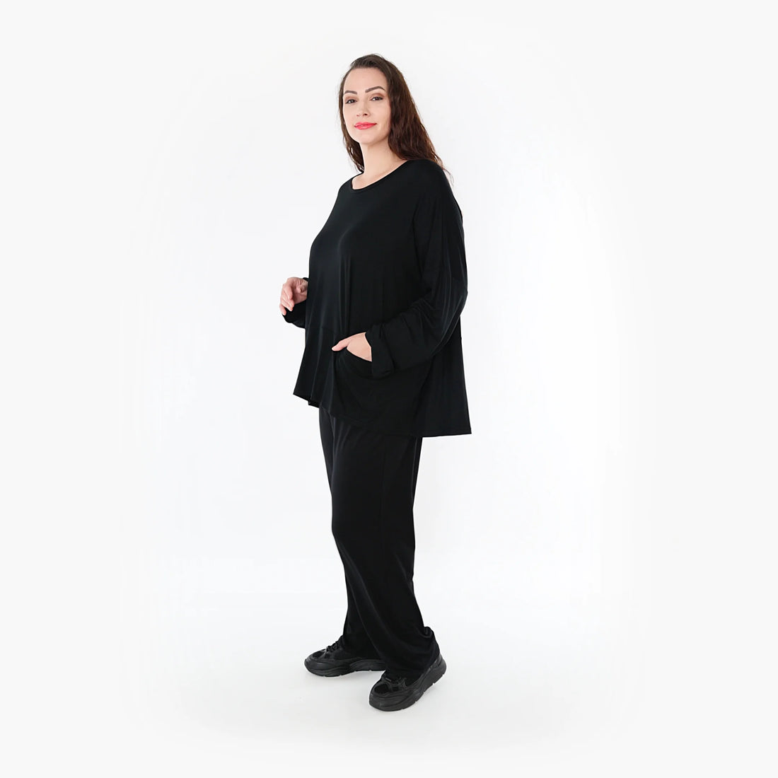  Oversized Shirt in Schwarz aus weich-fließendem Viskose-Jersey mit lässigem Lagenlook und Taschen