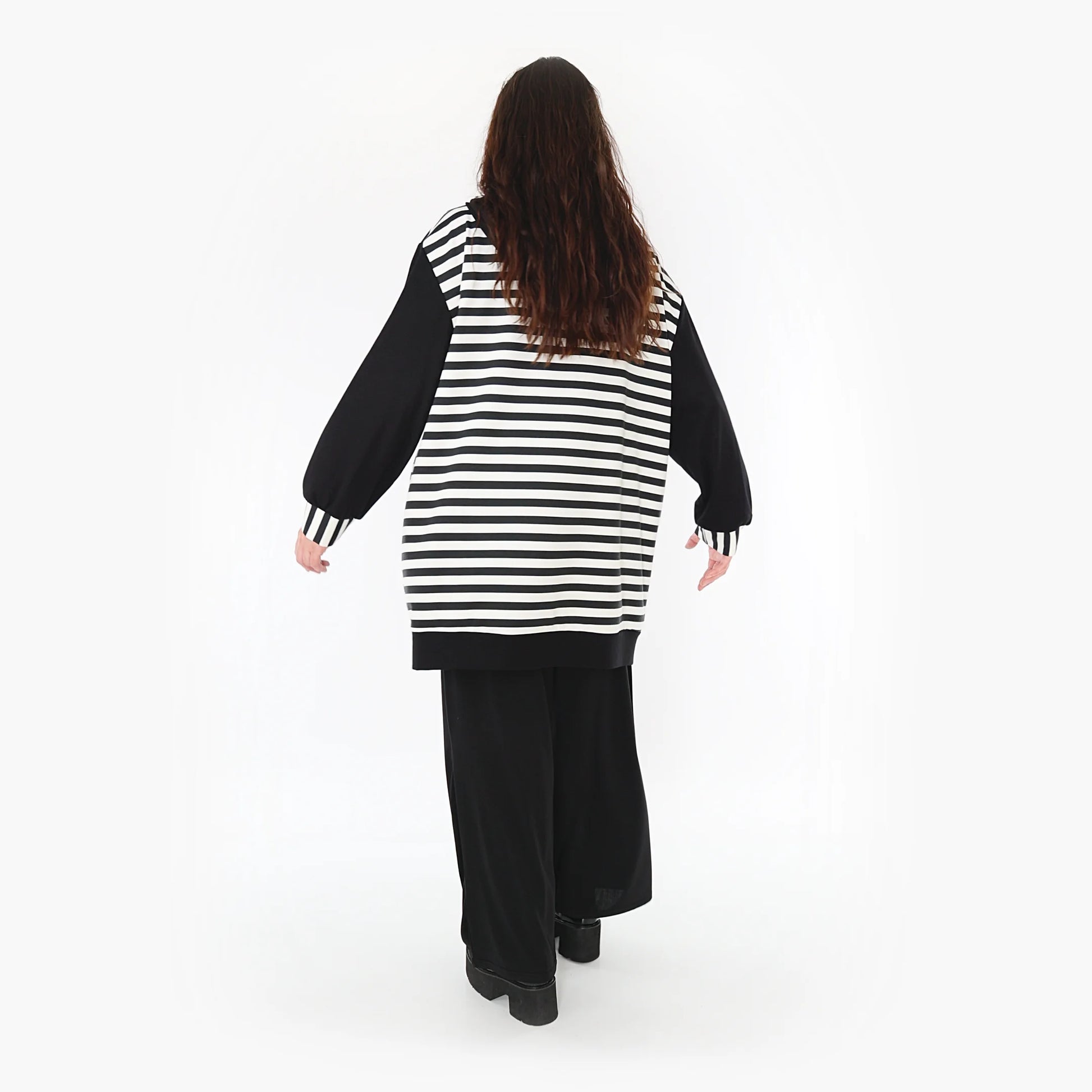  Stylisches Shirt mit Kapuze im Lagenlook aus hochwertigem Viskose-Mix für modernen Plus Size Style