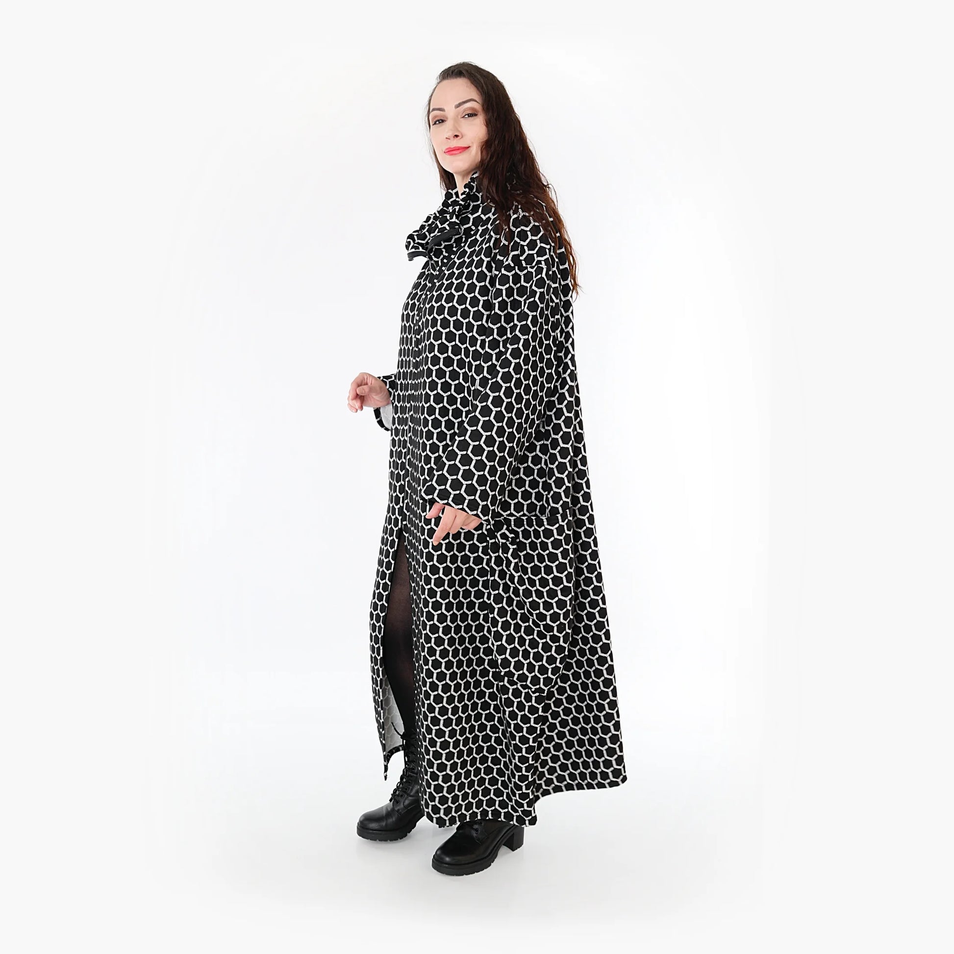  Ballonmantel in Schwarz-Weiß mit Rautenmuster, weichem Jacquard und lässigem Oversize-Schnitt