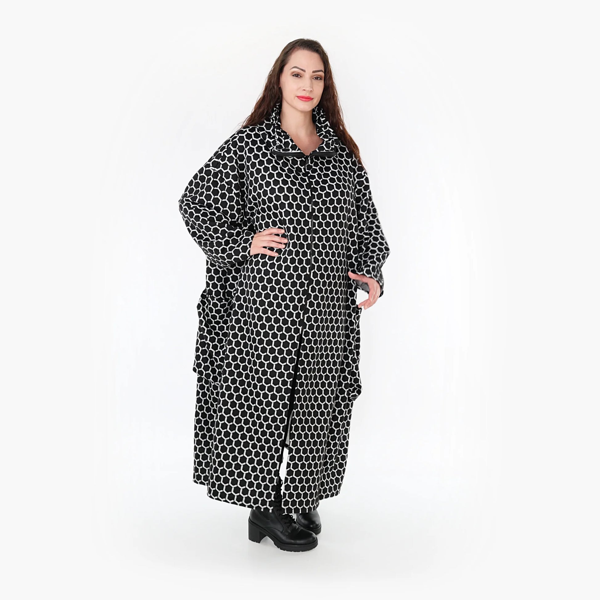  Ballonmantel in Schwarz-Weiß mit Rautenmuster, weichem Jacquard und lässigem Oversize-Schnitt