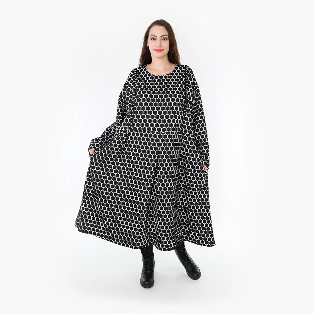  Ballonkleid in elegantem Schwarz-Weiß mit Rautenmuster und praktischen Taschen für Plus Size Fashion