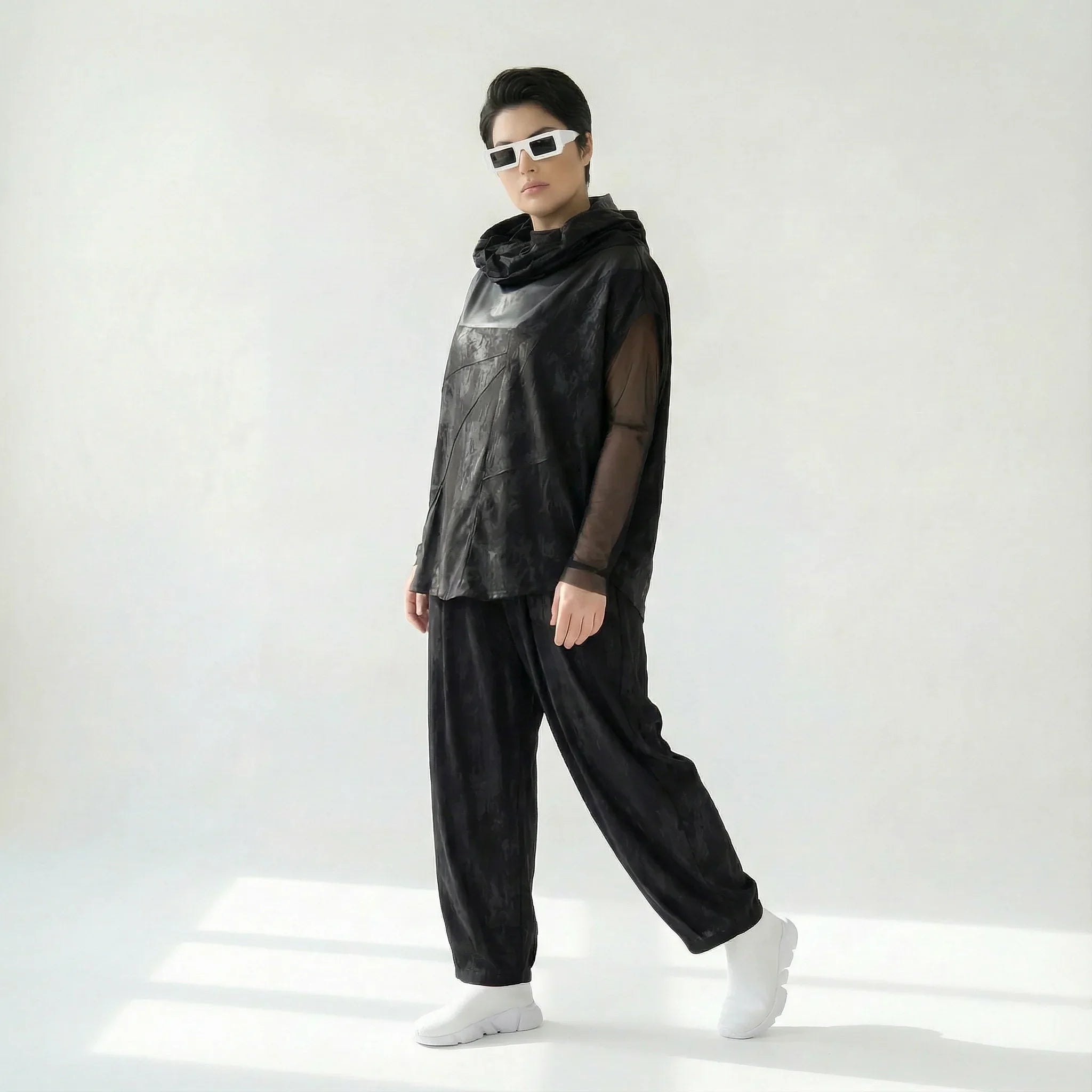 2-teiliges Oversize-Set aus Mesh-Shirt & Slinky-Weste – Caraclan Design bei Modeare | Avantgarde, leicht, Übergang