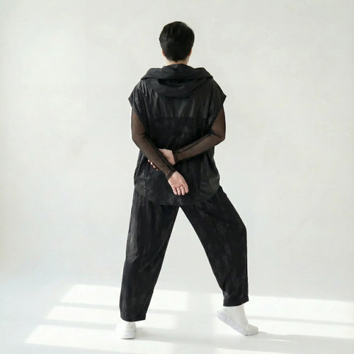 2-teiliges Oversize-Set aus Mesh-Shirt & Slinky-Weste – Caraclan Design bei Modeare | Avantgarde, leicht, Übergang
