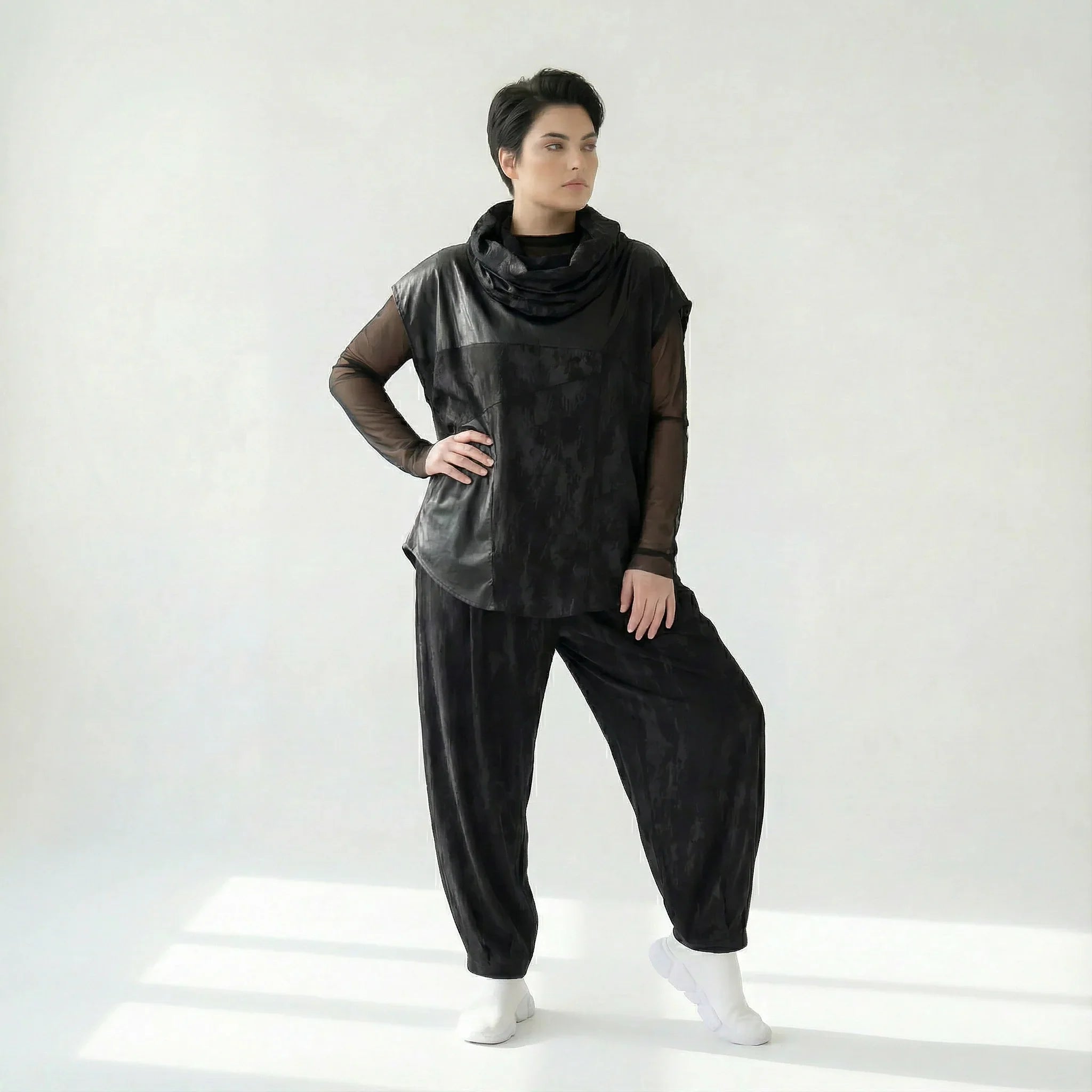 2-teiliges Oversize-Set aus Mesh-Shirt & Slinky-Weste – Caraclan Design bei Modeare | Avantgarde, leicht, Übergang